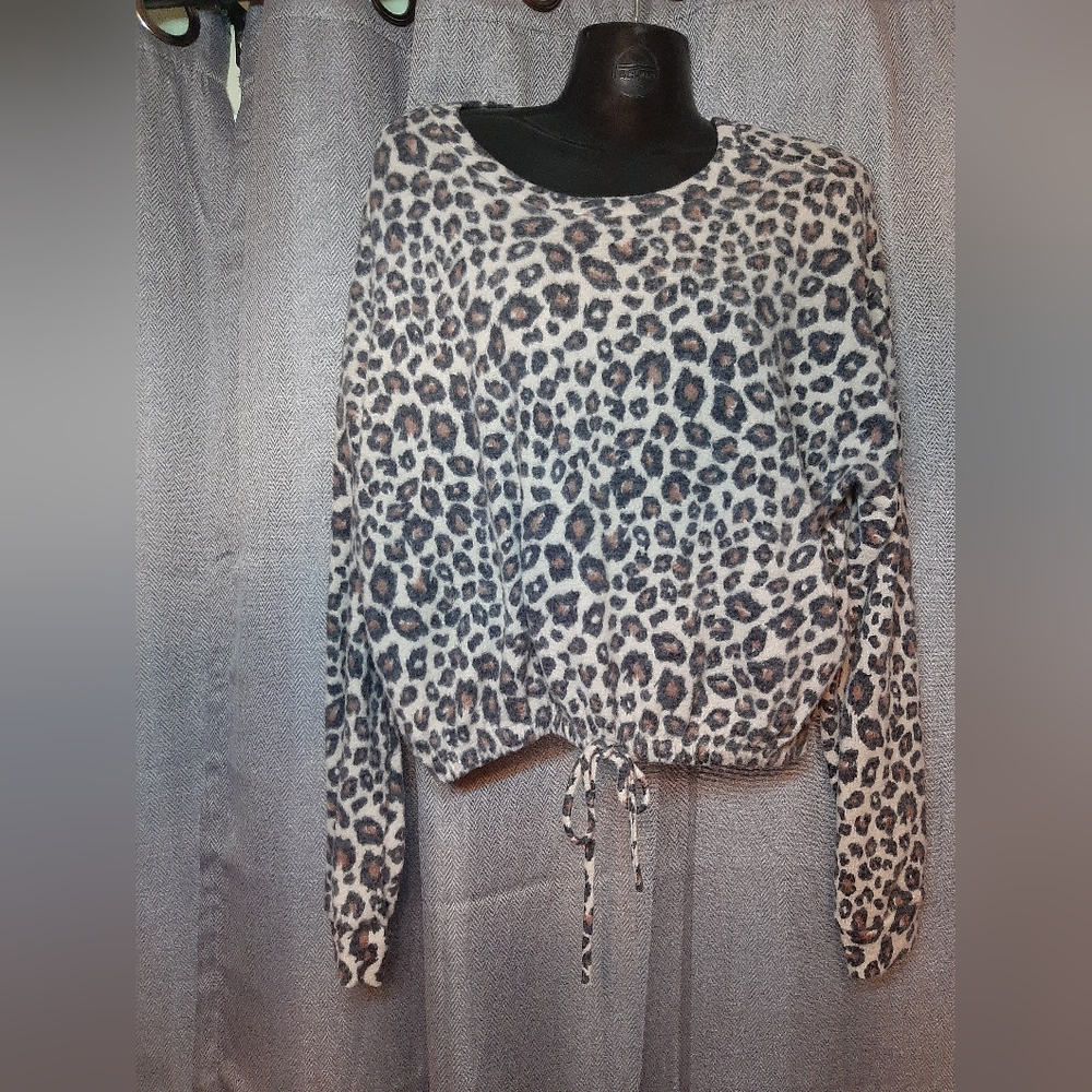 Cropped Leopard Print Women's Top Lightweight Super Soft Size Large